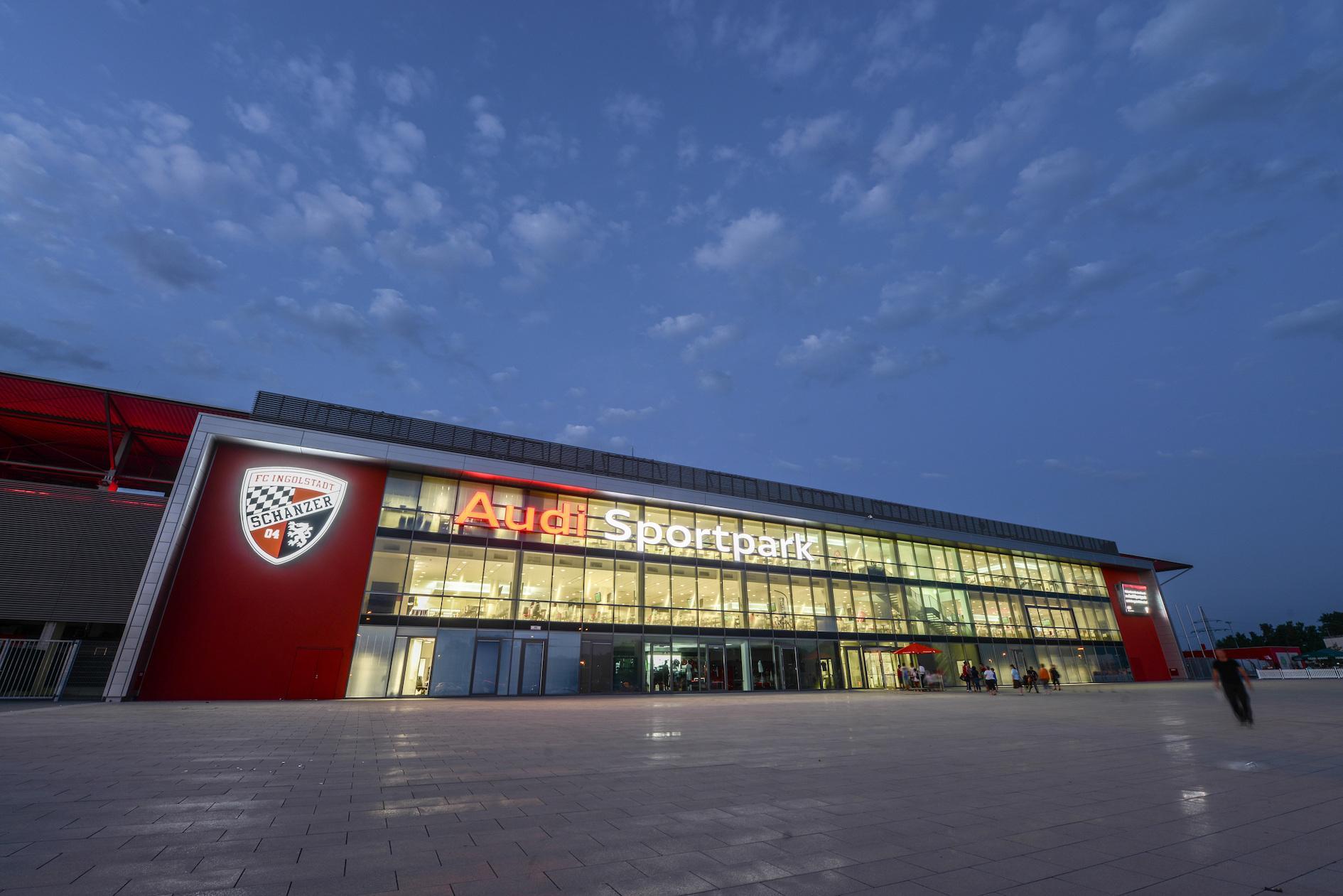 Aufnahme des Audi Sportparks in Ingolstadt. Das Foto wurde vom Vorplatz des Stadions aufgenommen.
