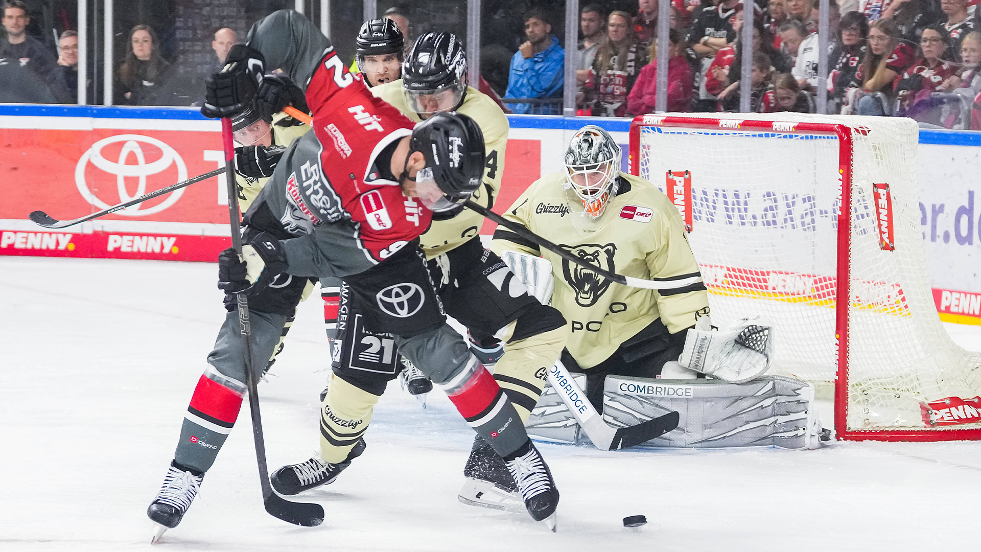 Spieler der Adler Mannheim und Löwen Frankfurt während eines Spiels der PENNY DEL.