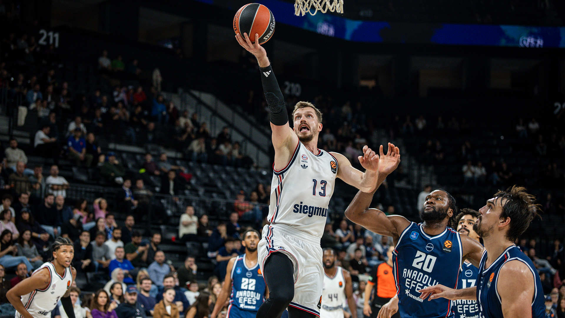 Ein Spieler des Basketballteams FC Bayern München während eines Spiels gegen Roter Stern Belgrad in der EuroLeague.