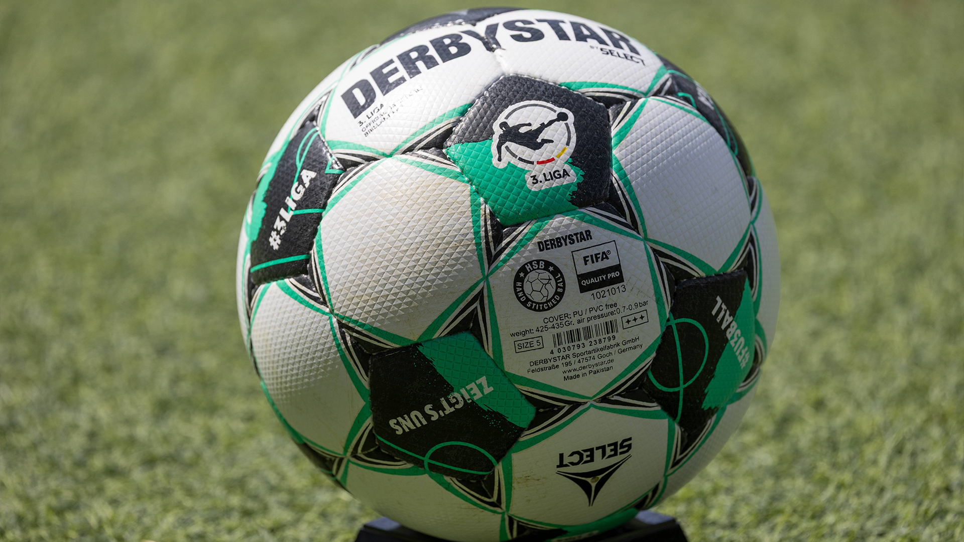 Der Spielball der 3. Liga auf einem Podest.