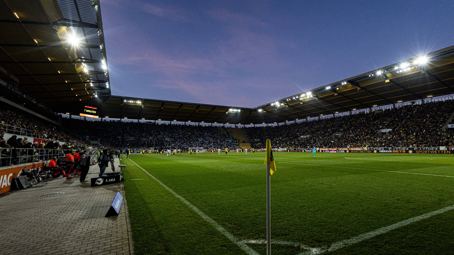 Die Aufnahme vom Spielfeldrand zeigt das Tivoli bei Nacht während einer Partie.