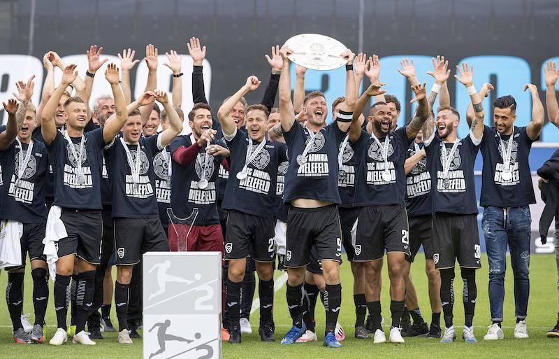 Die Mannschaft von Bielefeld feiert den Aufstieg in die 2. Bundesliga mit der Meisterschale.