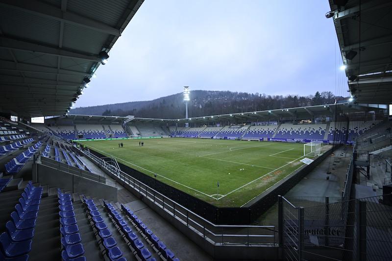 Aufnahme des Erzebirgsstadions von der Tribüne mit Blick über das Spielfeld.