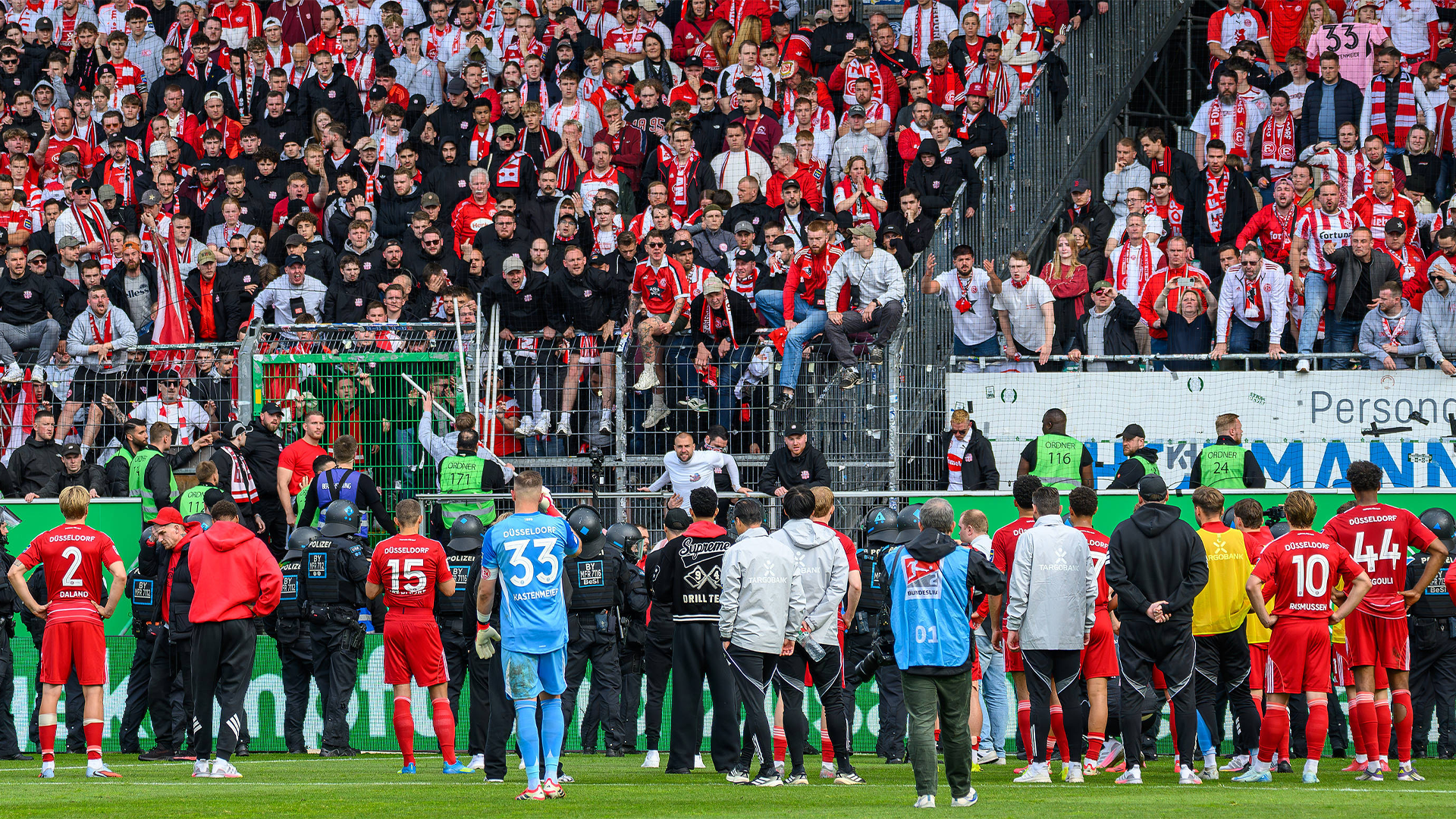 Spieler von Fortuna Düsseldorf nach dem Abstieg in die 3. Liga.