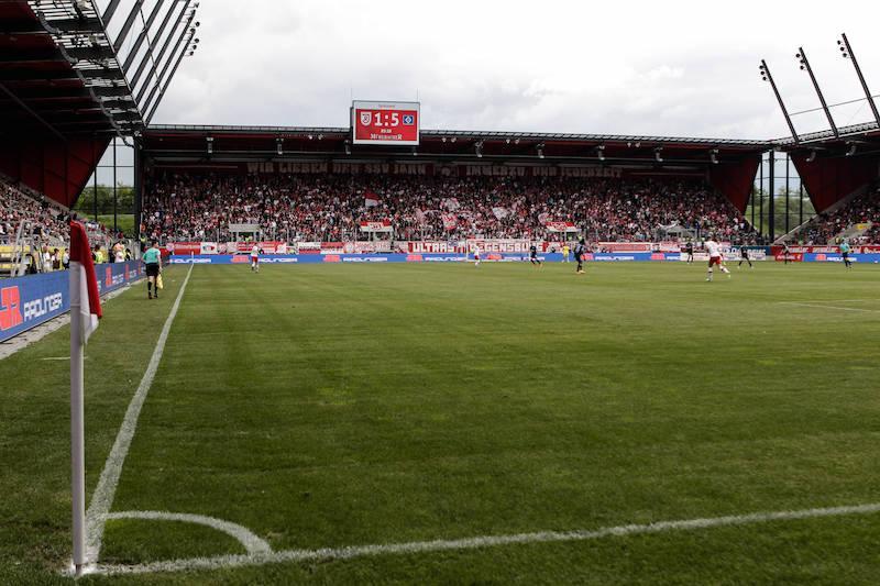Aufnahme des Jahnstadions während eines Spiels mit Blick über das Spielfeld.