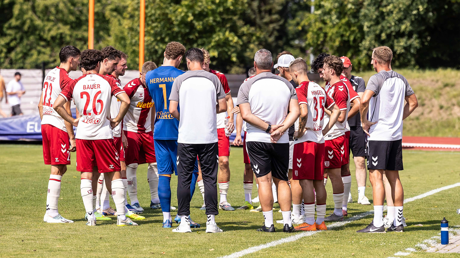 Die Mannschaft von Jahn Regensburg während einem Testspiel.