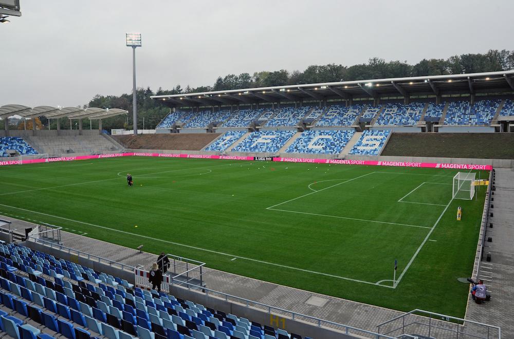 Aufnahme des Ludwigsparkstadions von der Tribüne mit Blick über das Spielfeld.