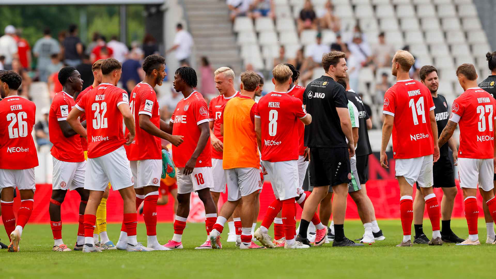 Die Mannschaft von Rot-Weiss Essen auf dem Weg in die Fankurve