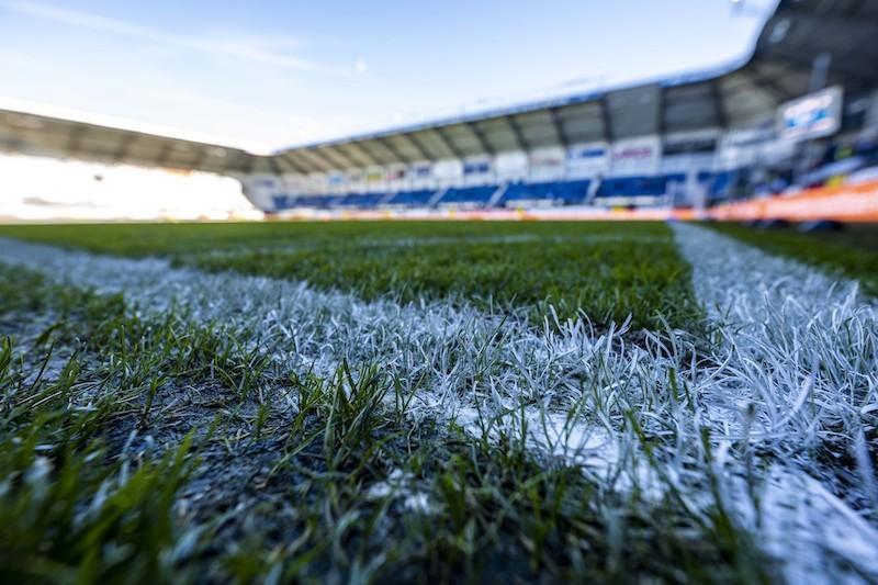 Bild von der Eckfahne in der SPORTCLUB Arena in Verl. Im Hintergrund sind die Tribünen des Stadions zu sehen.