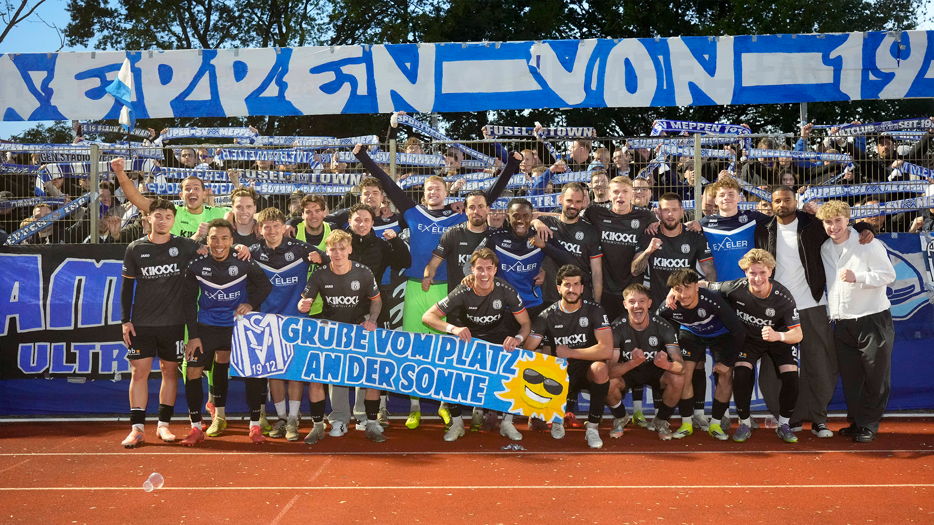 Spieler des SV Meppen nach dem Aufstieg in die 3. Liga.