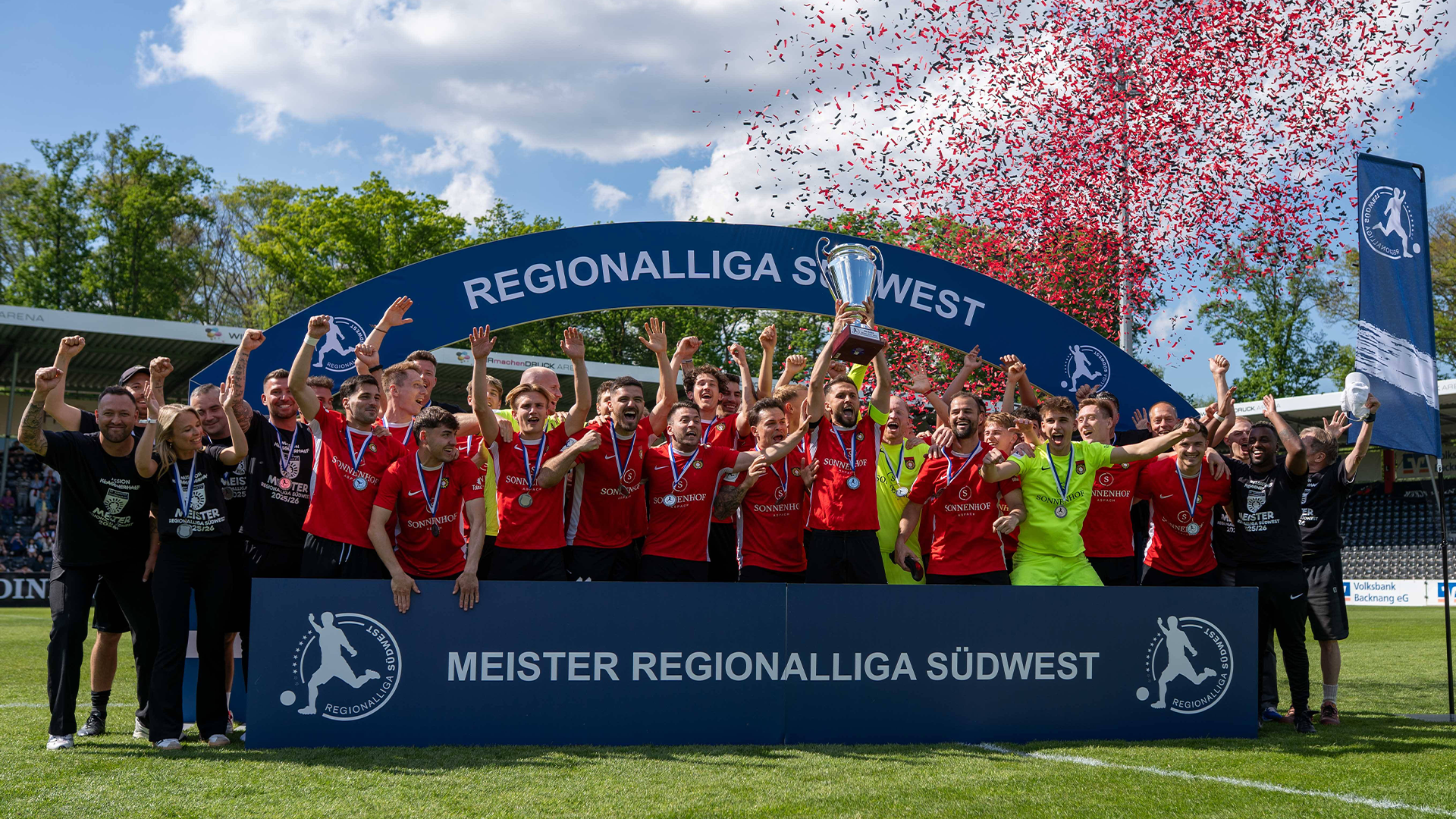 Spieler der SG Sonnenhof Großaspach nach dem Aufstieg in die 3. Liga.