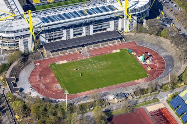 Luftaufnahme des Stadions Rote Erde neben dem Signal Iduna Park.