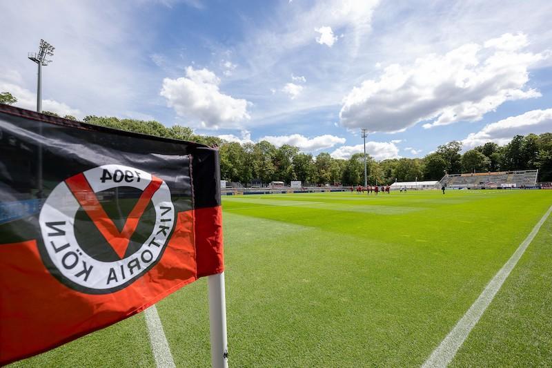 Bild der Eckfahne auf dem Spielfeld des Sportpark Höhenberg in Köln. Im Hintergrund ist das Stadion zu sehen.