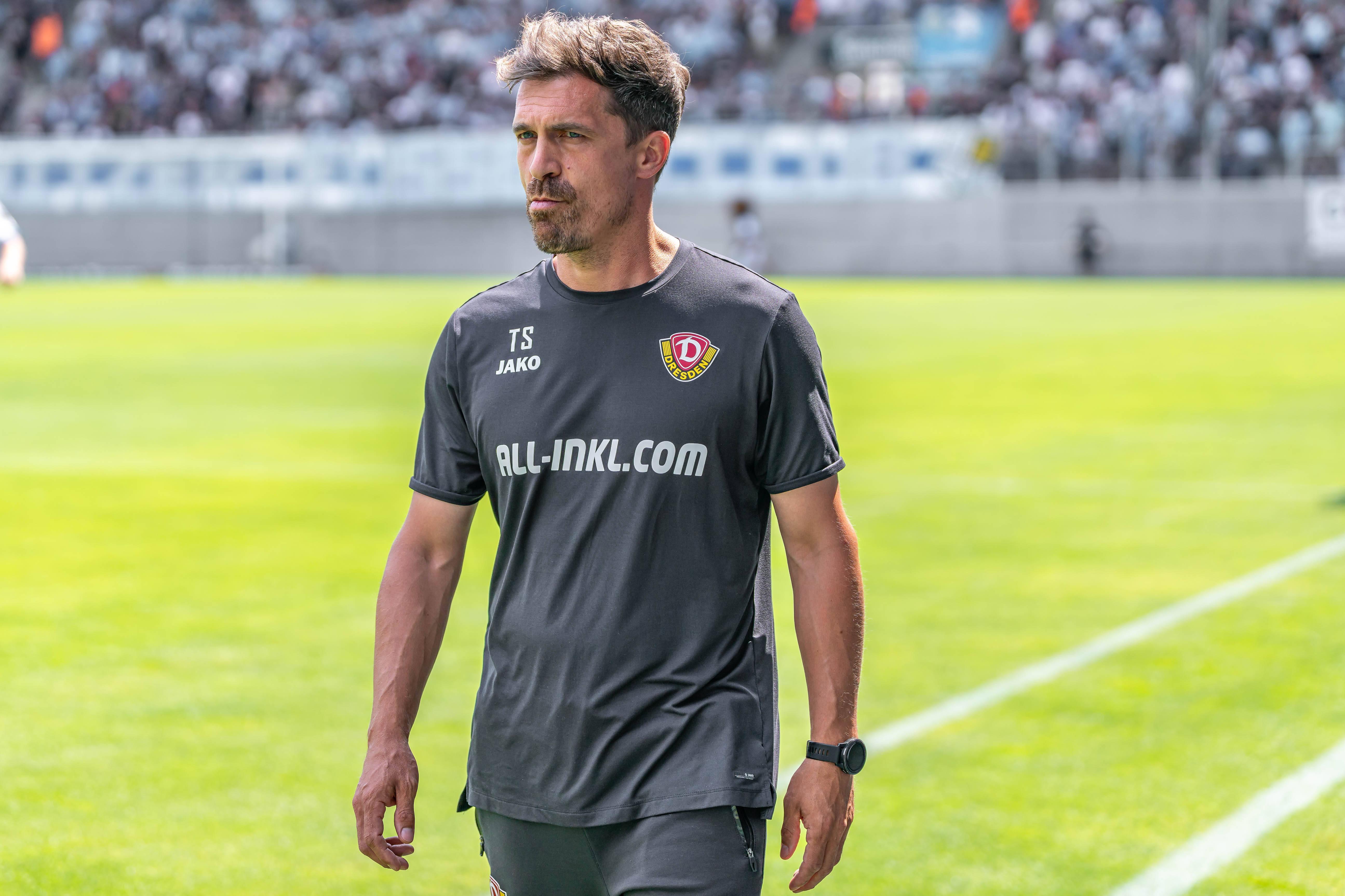 Trainer Thomas Stamm am Spielfeldrand.