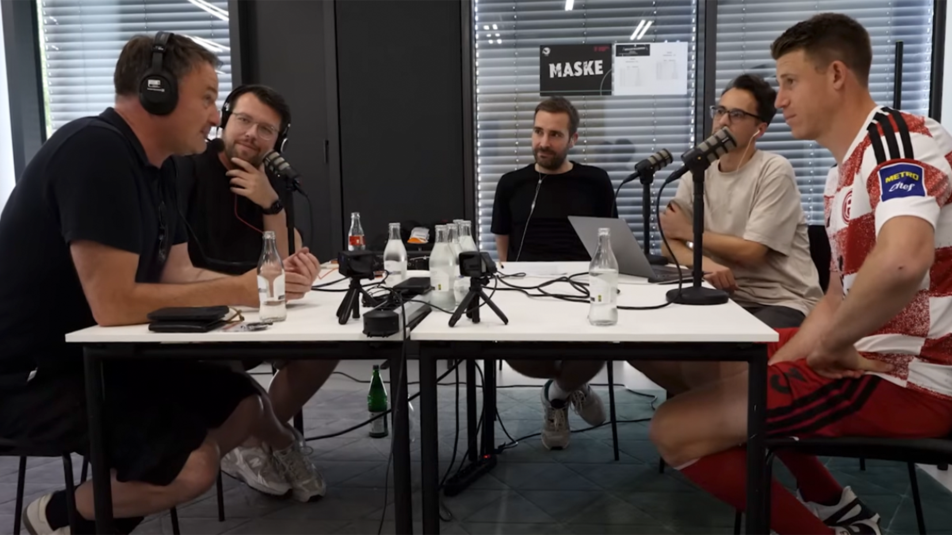 Werbemotiv des 4zu3-Podscasts mit den vier Hosts.
