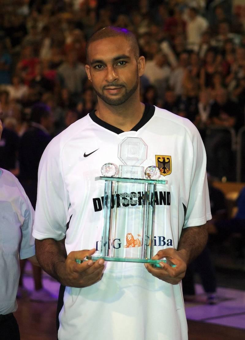 Ademola Okulaja mit dem Pokal des Supercups.
