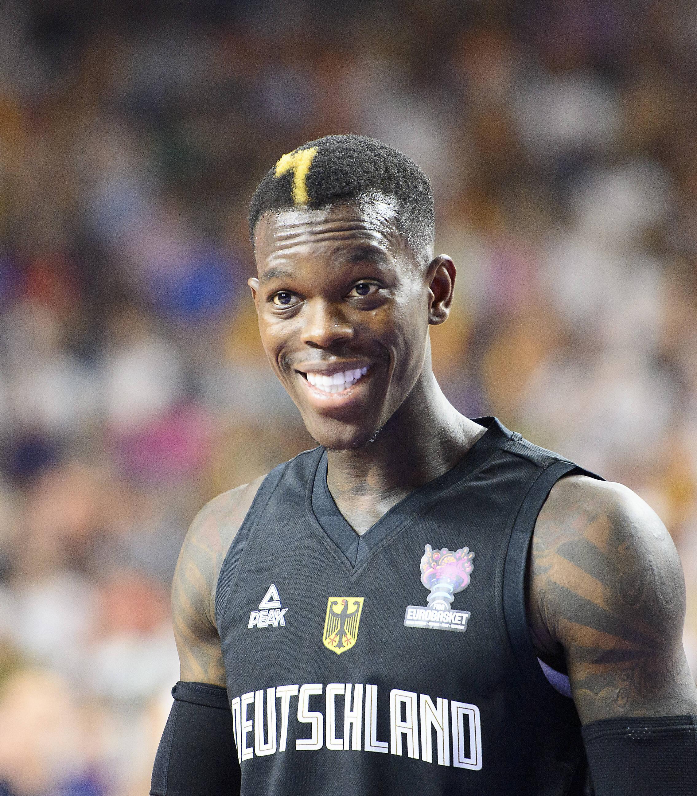 Dennis Schröder beim Jubel nach einem Sieg.