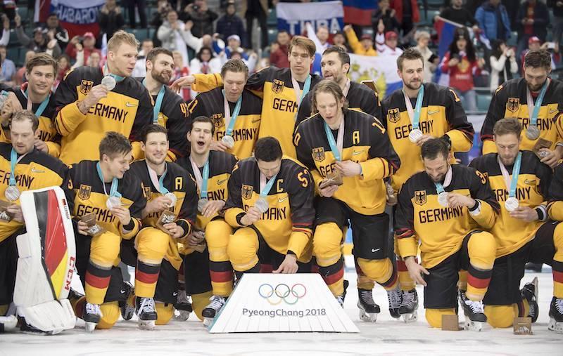 Die deutsche Nationalmannschaft feiert die Silbermedaille bei Olympia 2018.