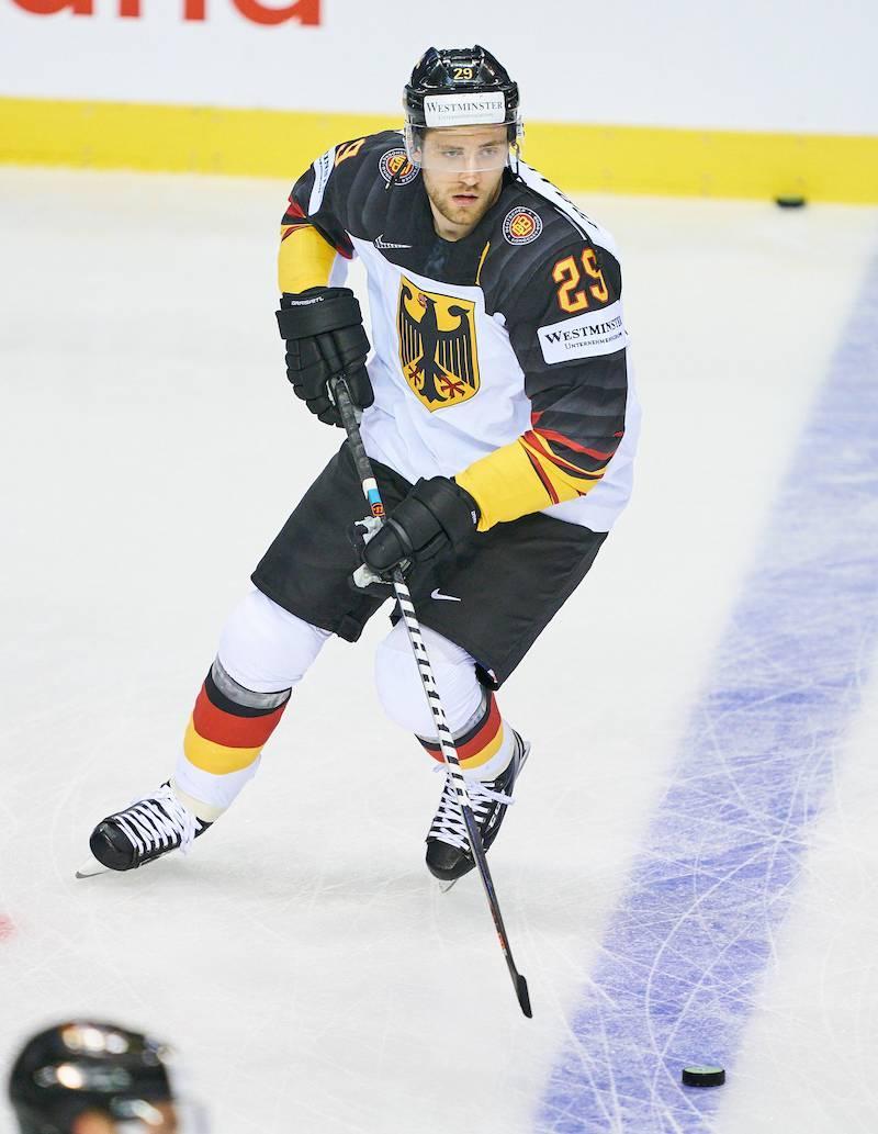 Leon Draisaitl nimmt den Puck an der blauen Linie des Angriffdrittels an.