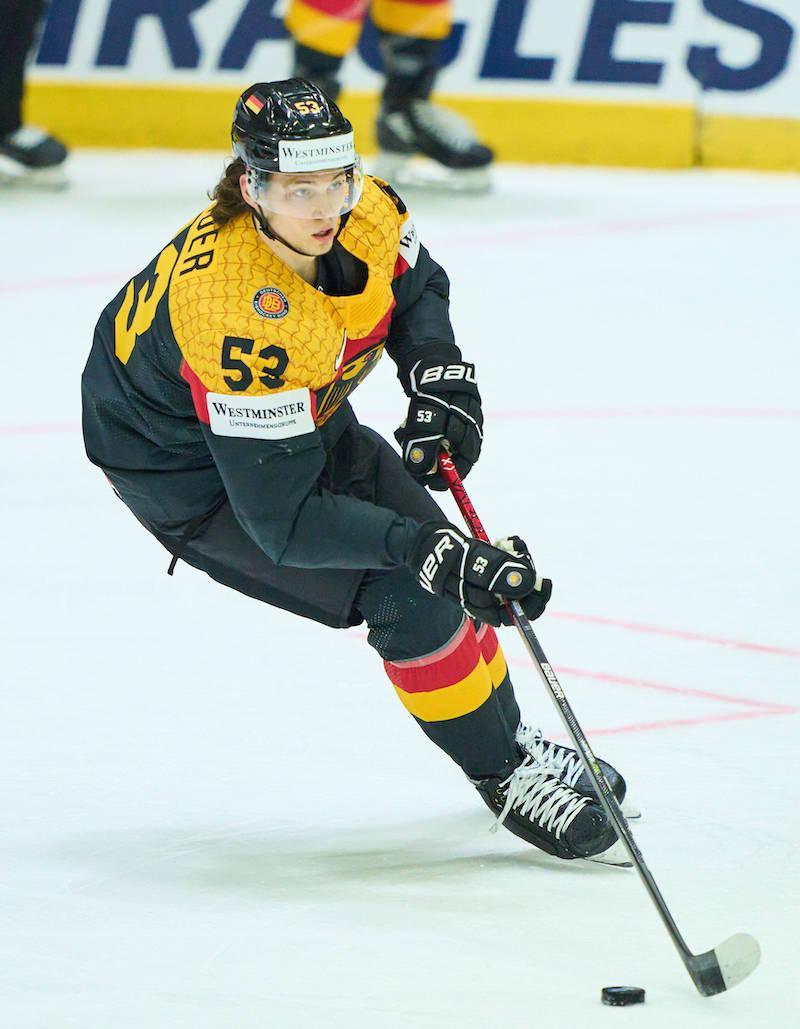 Moritz Seider führt den Puck während einer Partie am Schläger.
