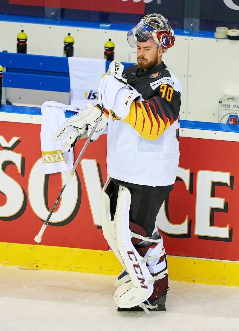 Philipp Grubauer während einer Unterbrechung vor der deutschen Bank.