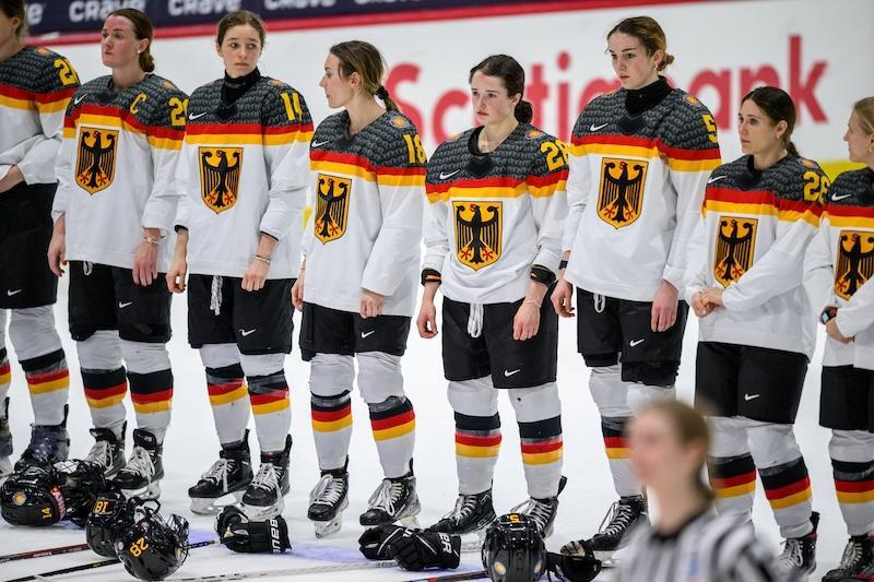 Die deutsche Nationalmannschaft singt vor dem Spiel die Nationalhymne.