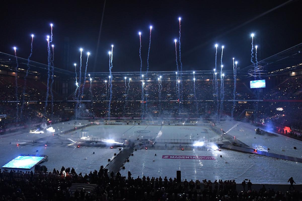 Das Rheinenergiestadion in Köln während dem DEL Winter Game 2019. Über dem Dach des Stadions ist ein Feuerwerk zu sehen.