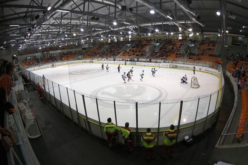 Aufnahme der EisArena in Wolfsburg während eines Spiels der Grizzlys. Auf dem Eis sind Spieler zu sehen.