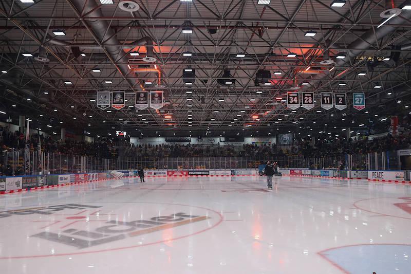 Bild der Eissporthalle in Frankfurt, aufgenommen vom Spielfeld.