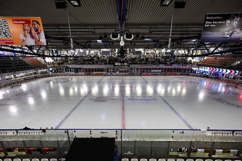 Aufnahme der Eissporthalle in Iserlohn auf Höhe der Mittellinie mit Blick über das Spielfeld und die gegenüberliegende Tribüne.