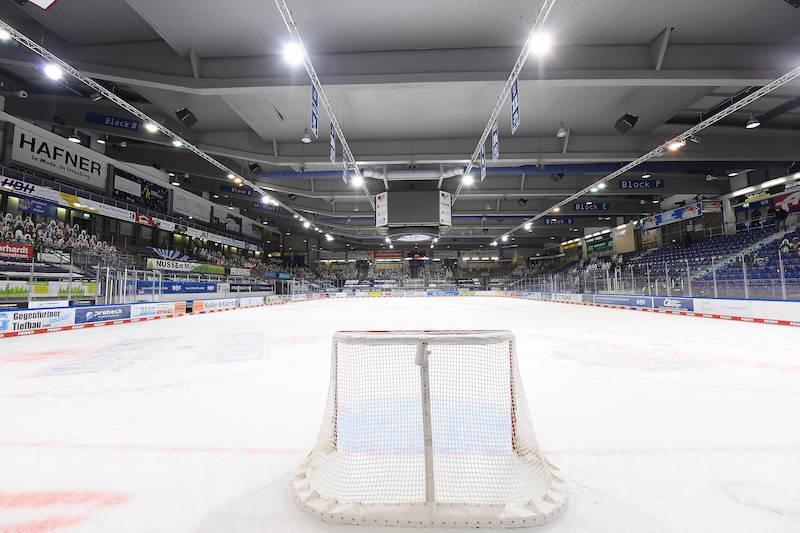 Bild des Inneren des Eisstadions am Pulverturm einige Zeit vor Spielbeginn.