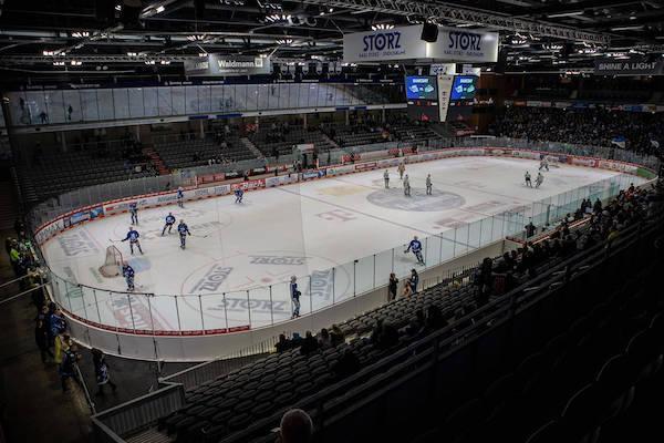 Bild des Inneren der Helios Arena in Schwennningen während einem Spiel der Ice Tigers.