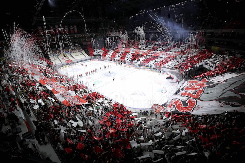 Bild der LANXESS arena in Köln. Die Fans der Haie zeigen eine Choreo in den Vereinsfarben.