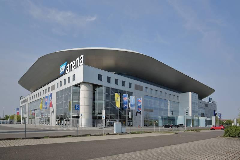 Bild der SAP Arena in Mannheim. Das Stadion ist von außen zu sehen.