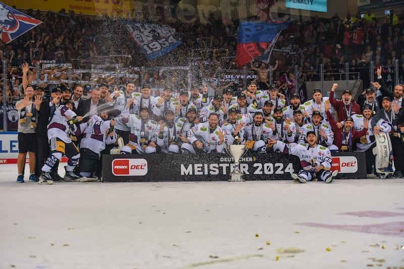 Siegerfoto der Eisbären Berlin nach dem Gewinn der Meisterschaft 2024.