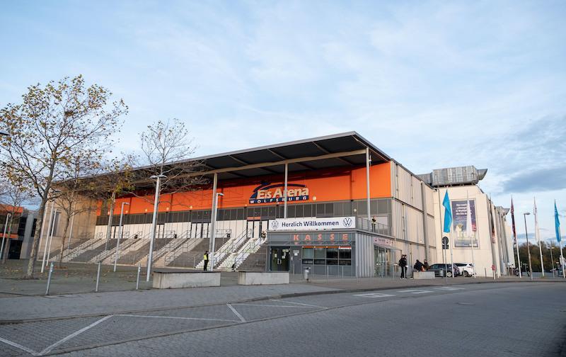 Aufnahme der Eis Arena Wolfsburg vor dem Haupteingang der Arena.