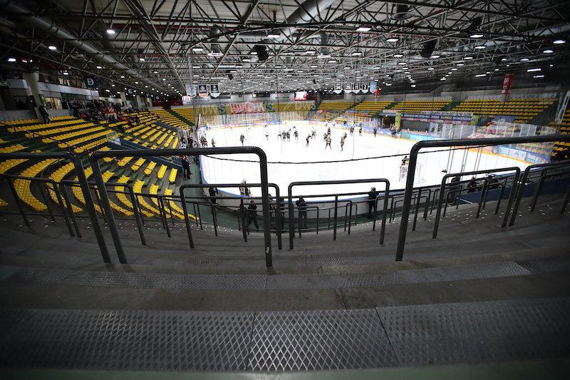 Aufnahme der Eissporthalle Frankfurt während eines Spiels mit Blick auf das Spielfeld.
