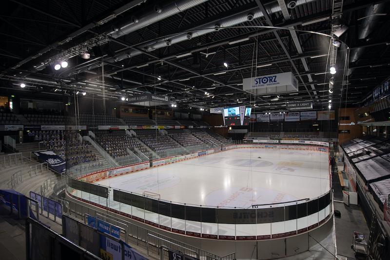 Aufnahme der leeren Arena in Schwenningen aus der Perspektive der Fankurve.