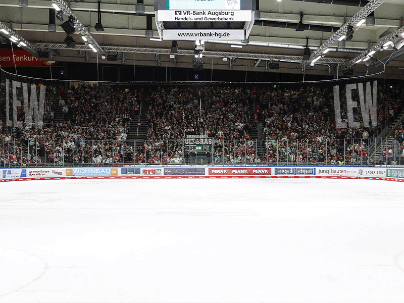 Bild des Curt-Frenzel-Stadions vom Mittelkreis der Eisfläche mit Blick auf die Fankurve der Augsburger.