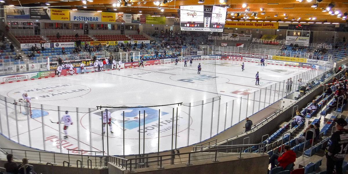 Aufnahme des Eisstadions Bremerhaven mit Blick auf das Spielfeld während eines DEL-Spiels.