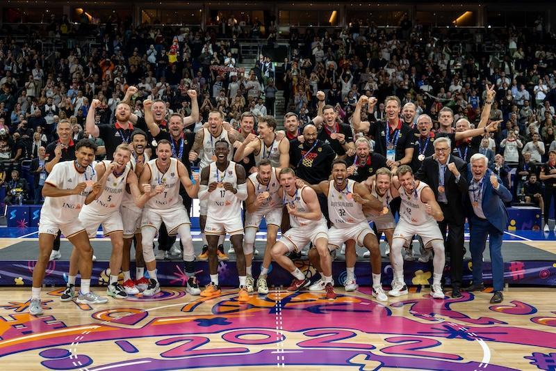 Mannschaftsfoto der deutschen Nationalmannschaft nach dem Gewinn der Bronzemedaille bei der EM 2023.