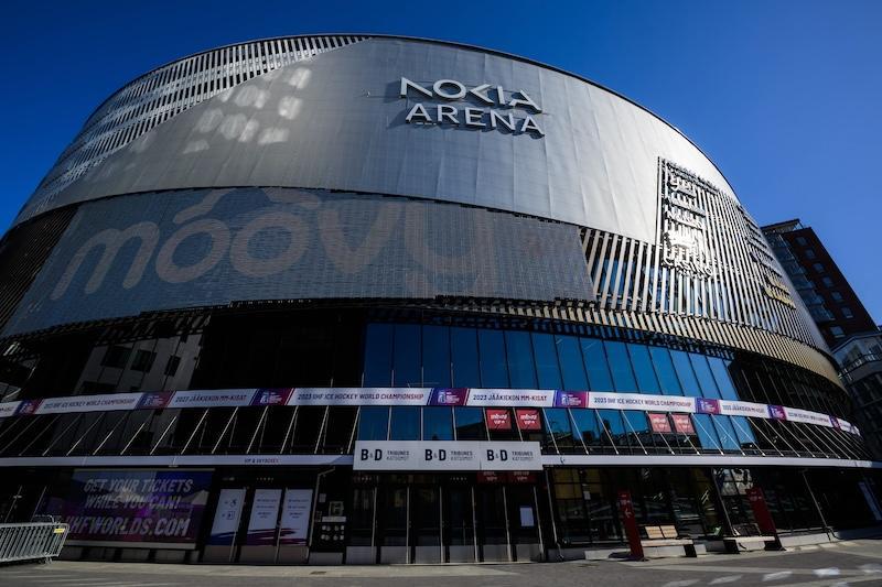 Bilder der Fassade der Nokia Arena in Tampere, Finnland.