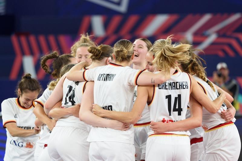Die Spielerinnen der Nationalmannschaft jubeln nach einem Sieg.