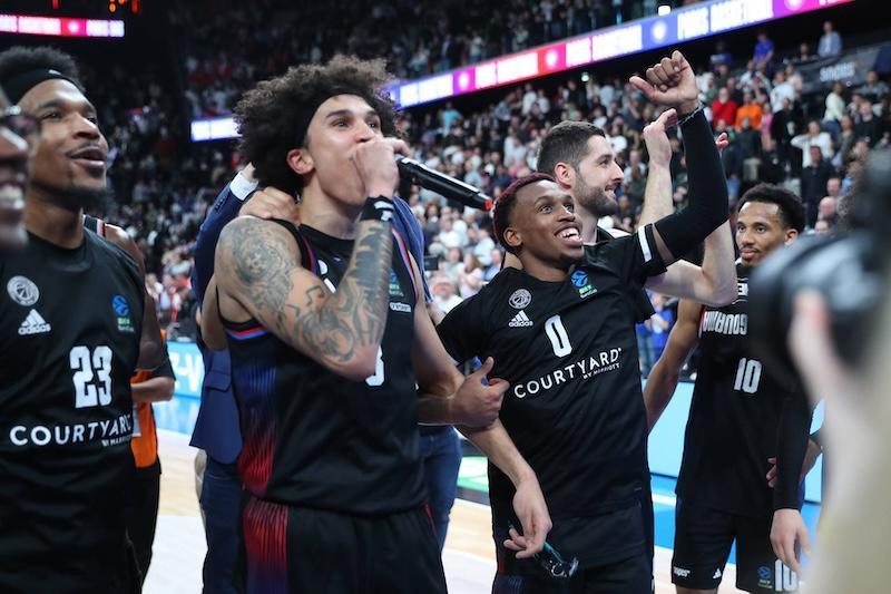 Spieler von Paris Basketball feiern den Titel.