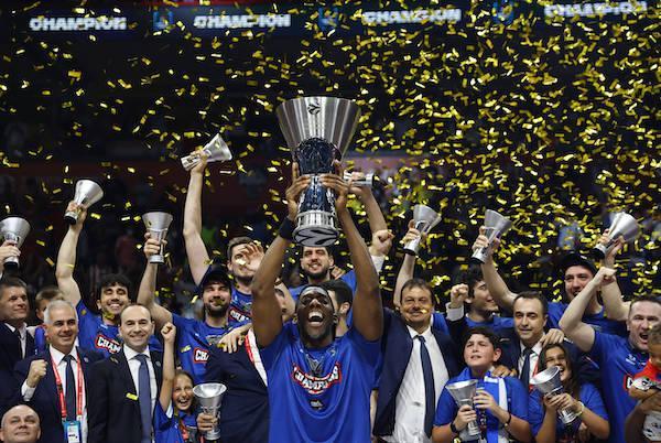 Die Mannschaft von Anadolu Efes Istanbul feiert den Titel der EuroLeague 2022 mit dem Pokal.