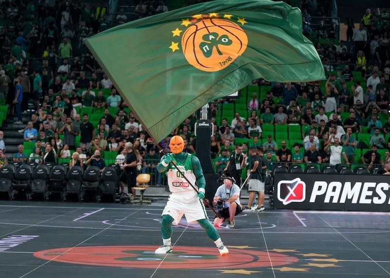 Das Maskottchen von Panathinaikos Athen schwenkt vor Spielbeginn eine große Flagge mit dem Wappen auf dem Spielfeld.