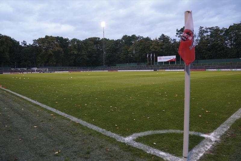 Aufnahme des Franz-Kremer-Stadions mit Blick über das Spielfeld. Im Vordergrund ist eine Eckfahne zu sehen.
