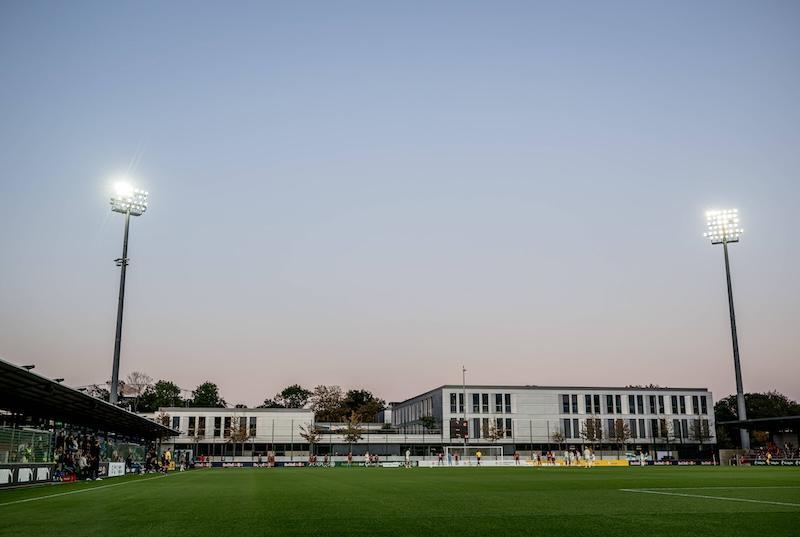 Aufnahme des Stadions am Cottawag mit Blick über das Spielfeld. Im Hintergrund ist das Trainingszentrum zu sehen.