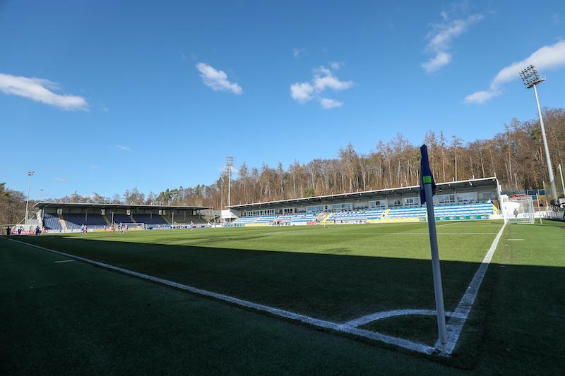 Aufnahme des Dietmar-Hopp-Stadions mit Blick über das Spielfeld. Im Vordergrund ist eine Eckfahne zu sehen.
