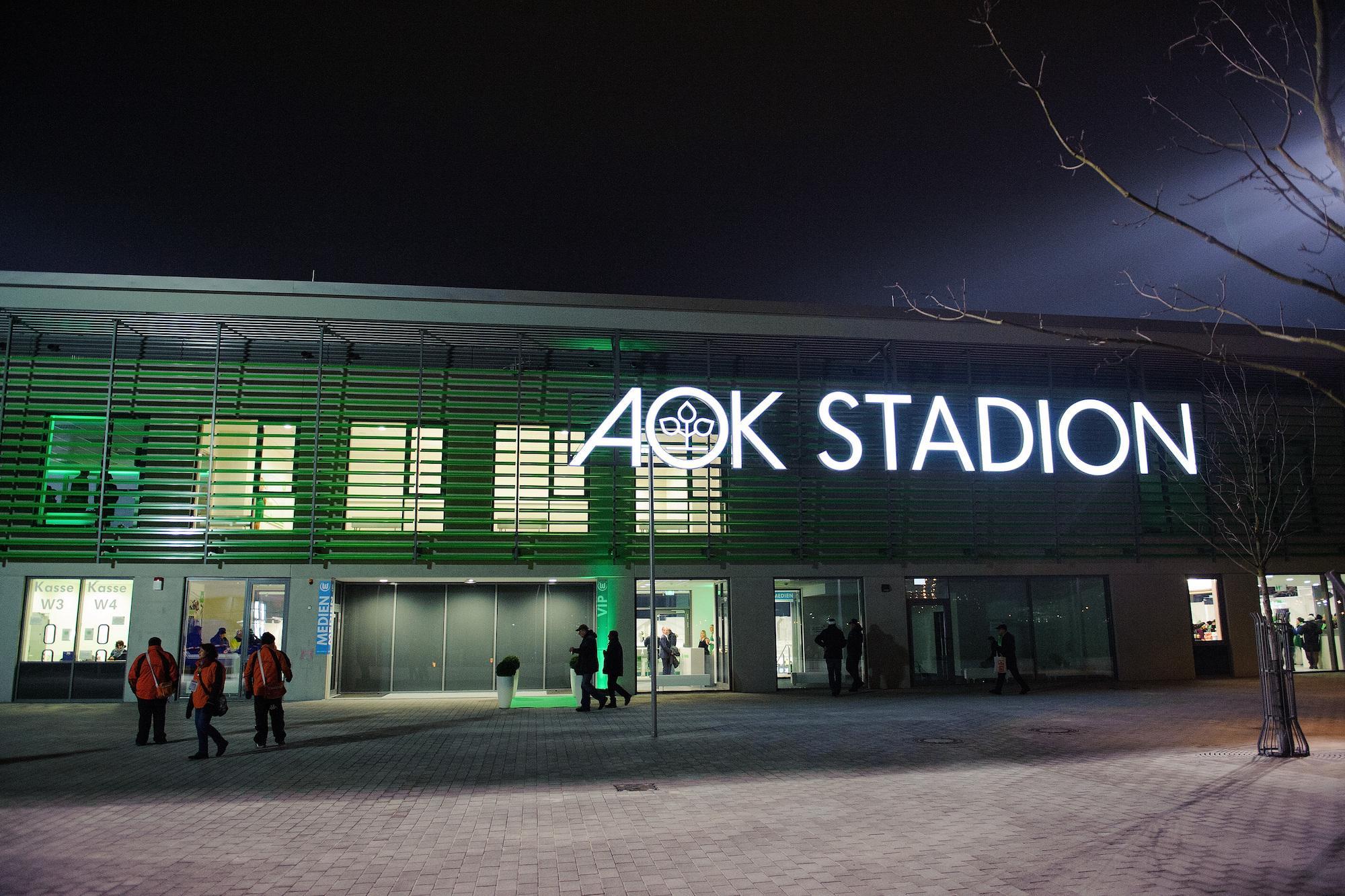 Aufnahme vom AOK-Stadion in Wolfsburg von außen. Das Bild wurde am späten Abend aufgenommen und zeigt den Eingang zum Stadion.